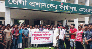 পুলিশ ক্যাম্প প্রত্যাহারের প্রতিবাদে চার গ্রামের বাসিন্দাদের বিক্ষোভ