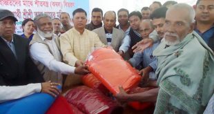 গৌরনদীতে সুবিধাবঞ্চিত শীতার্তদের মাঝে কম্বল বিতরণ
