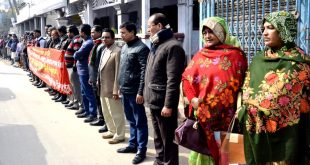 শিক্ষা ব্যবস্থাকে জাতীয়করণের দাবিতে শিক্ষকদের মানববন্ধন কর্মসূচি