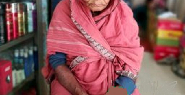 ঝিনাইদহের বৃদ্ধা সোহাগীর এক মুঠো ভাতের জন্য যুদ্ধ