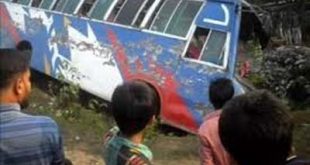 নাটোরে যাত্রীবাহী বাস উল্টে মা ও দুই শিশু সন্তানসহ নিহত ৪, আহত ১৫