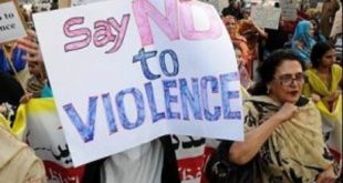 পাকিস্তানে এক নারী আইনপ্রণেতা পার্লামেন্টে পুরুষ সহকর্মীদের হাতে হেনস্তার