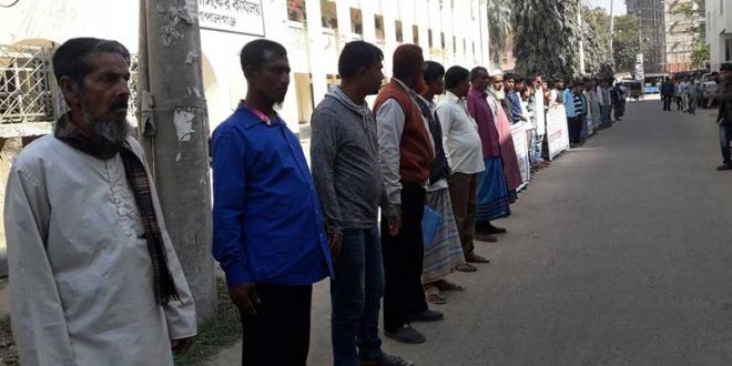 গোপালগঞ্জের মধুমতি নদীর পাড় বালু উত্তোলনের প্রতিবাদে মানববন্ধন