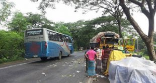 যাত্রীবাহী বাসে কাভার্ড ভ্যানের ধাক্কায় নিহত ৫