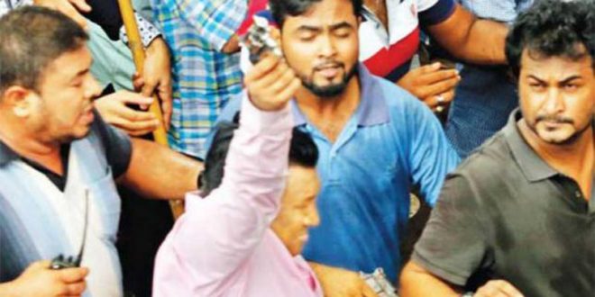 অস্ত্রধারী ছাত্রলীগের দুই সাধারণ সম্পাদককে বহিষ্কার