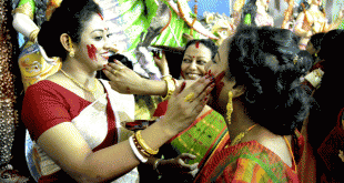 দিনাজপুরে দুর্গা বিসর্জনের আগে সিঁদুর উৎসব