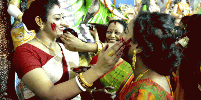 দিনাজপুরে দুর্গা বিসর্জনের আগে সিঁদুর উৎসব