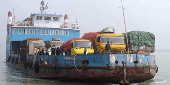 নাব্যতা সংকটে শিমুলিয়া ঘাটে ফেরি চলাচল বন্ধ