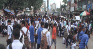 ফেনীতে স্কুল শিক্ষার্থীদের মহাসড়ক অবরোধ