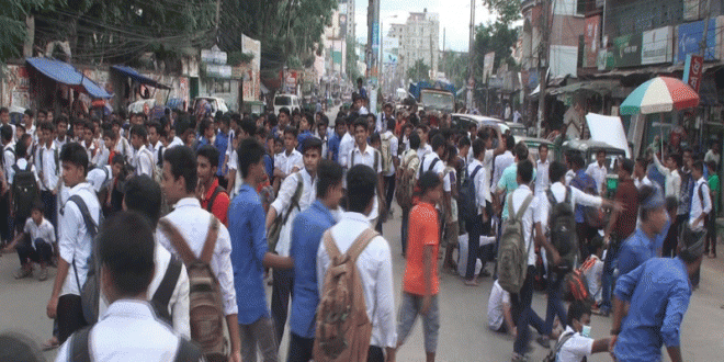 ফেনীতে স্কুল শিক্ষার্থীদের মহাসড়ক অবরোধ