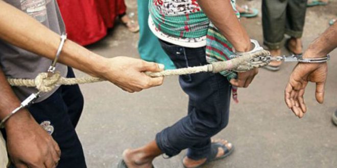 রাজধানীতে ধারালো ও আগ্নেয়াস্ত্রসহ গ্রেপ্তার ৪