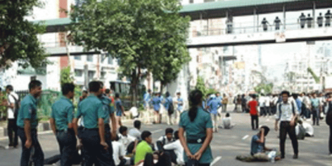 রাজধানীতে বিভিন্ন স্কুল-কলেজের শিক্ষার্থীদের বিক্ষোভ