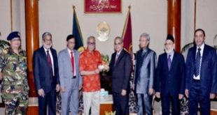 রাষ্ট্রপতির হাতে স্মার্ট জাতীয় পরিচয়পত্র তুলে দিলেন সিইসি