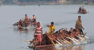 ঐতিহ্যবাহী নৌকাবাইচ মাগুরার মধুমতি নদীতে