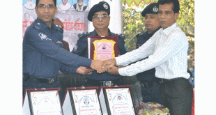 চার সাদা মনের মানুষকে সংবর্ধনা দিলেন পুলিশ সুপার