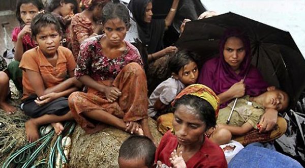 শতাধিক নৌকা বোঝাই নাফ নদীতে রোহিঙ্গা