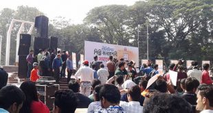 শহীদ মিনারে চলছে অভিনয়-শিল্প সংশ্লিষ্টদের সমাবেশ