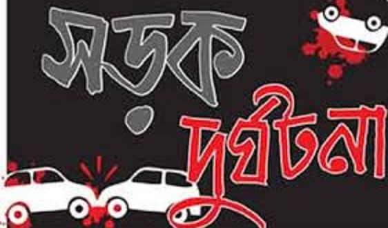 সিরাজগঞ্জে পুলিশের পিকআপ বাসের ধাক্কায় খাদে, ৪ আহত